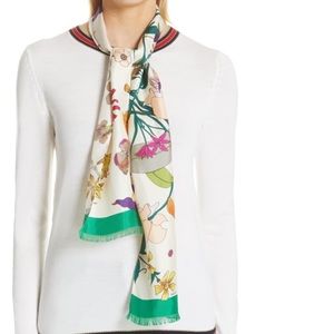 ⛔️SOLD⛔️NWT Gucci 100% Silk scarf comes with a box